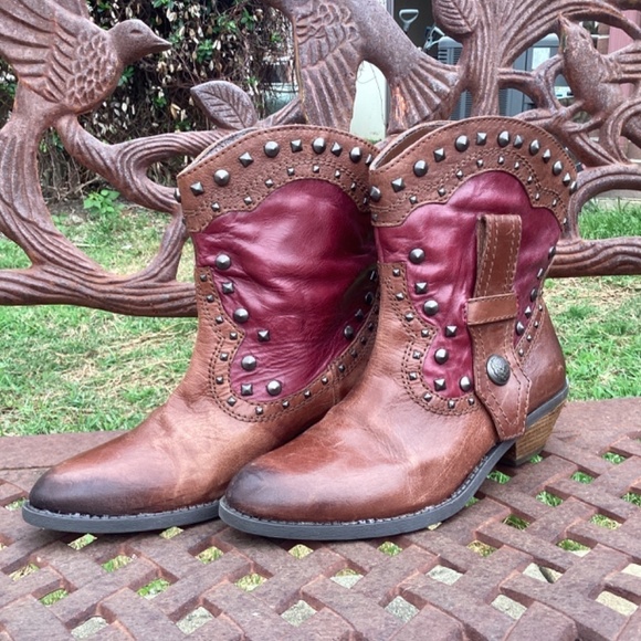 Vince Camuto Madalissa Leather Distressed Studded Almond Toe Ankle Booties - Picture 9 of 11